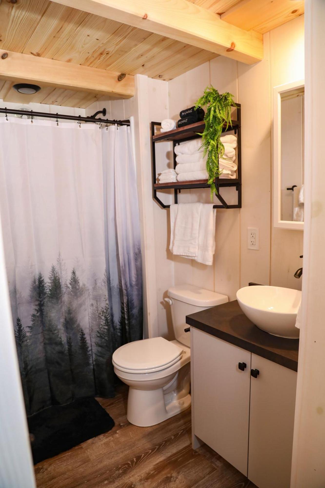 Route 6 Campground Gaines Room photo
