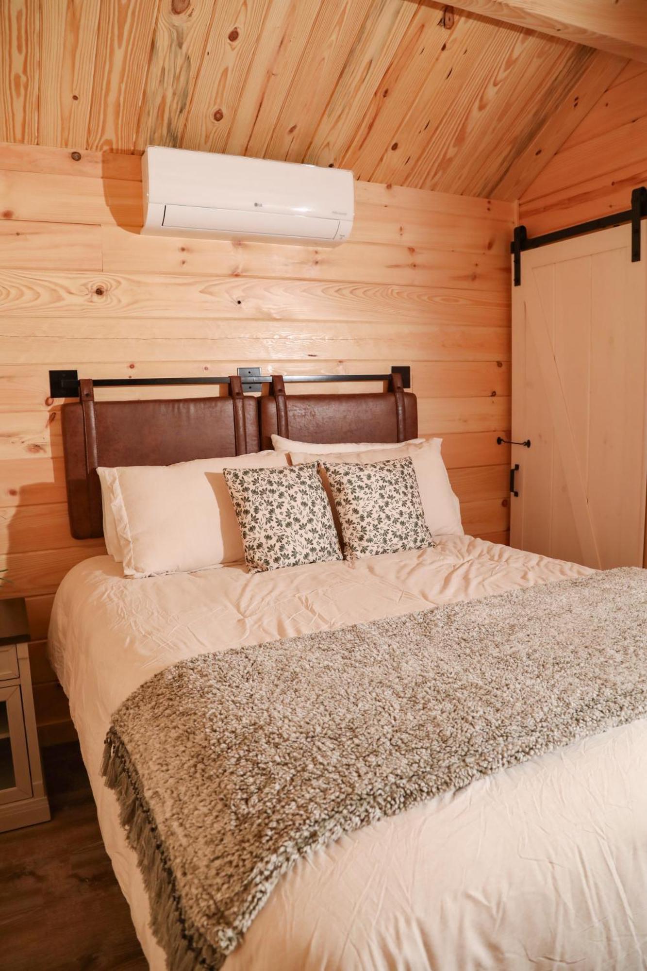 Route 6 Campground Gaines Room photo