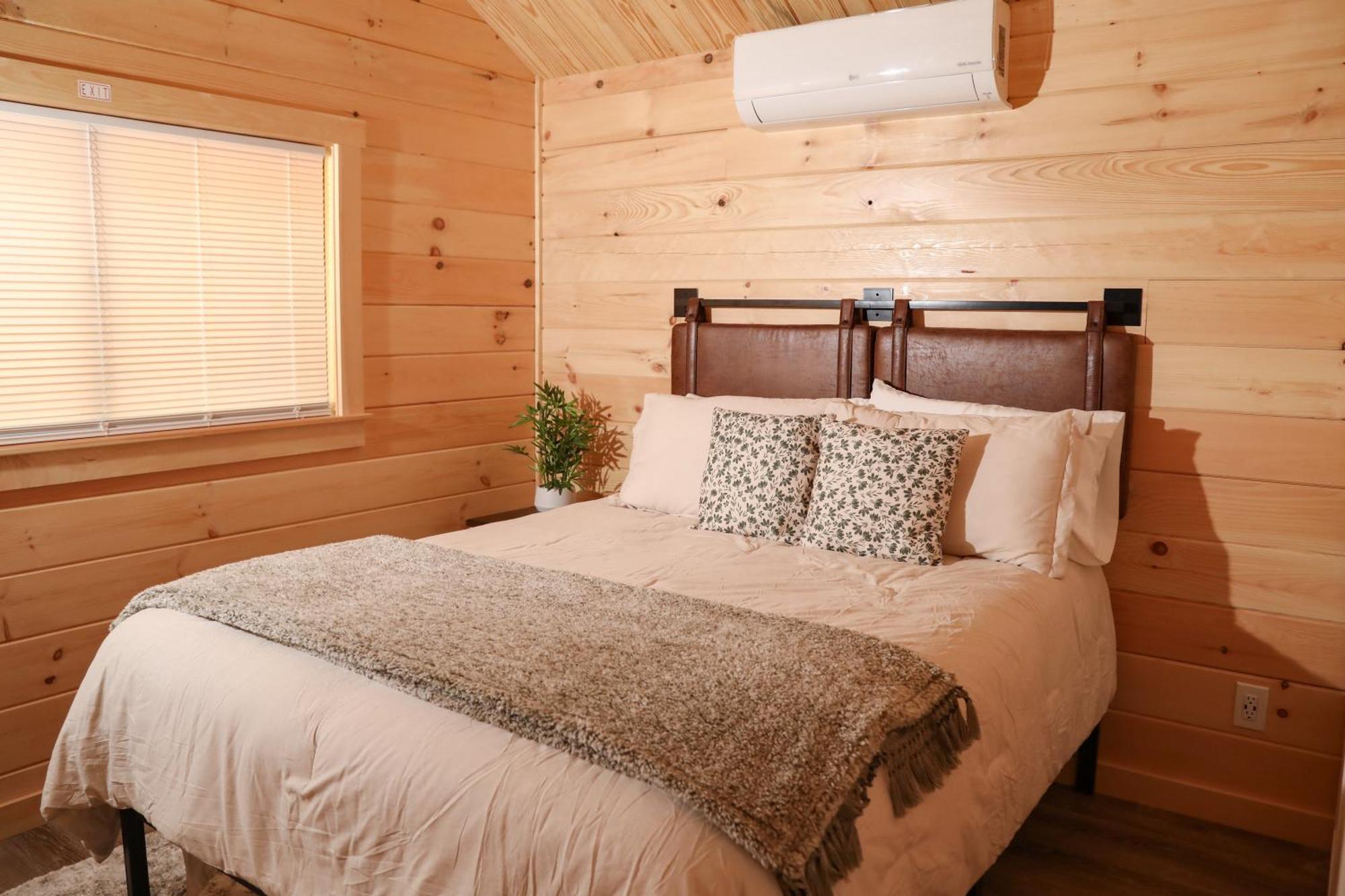 Route 6 Campground Gaines Room photo